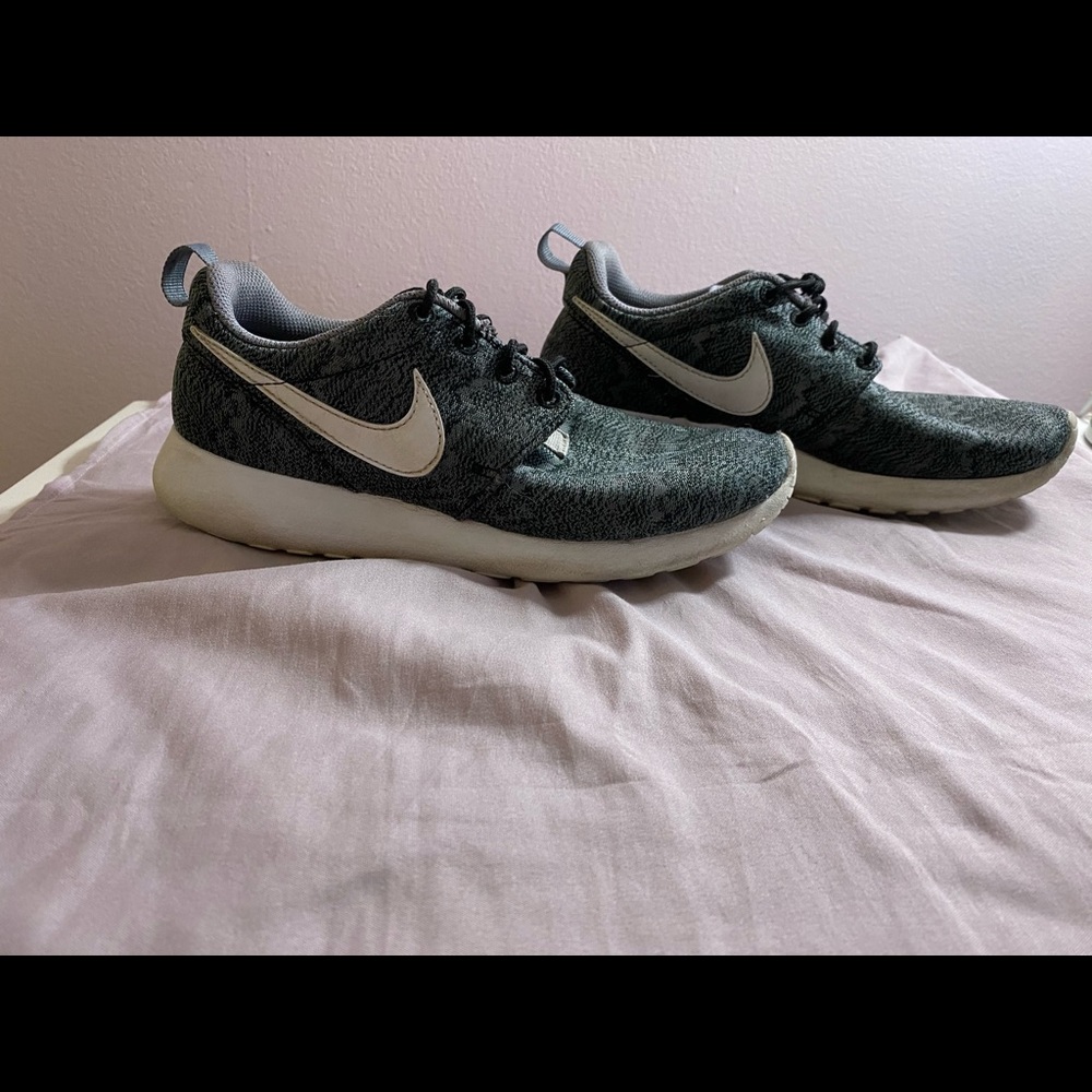 NIKE ROSHE